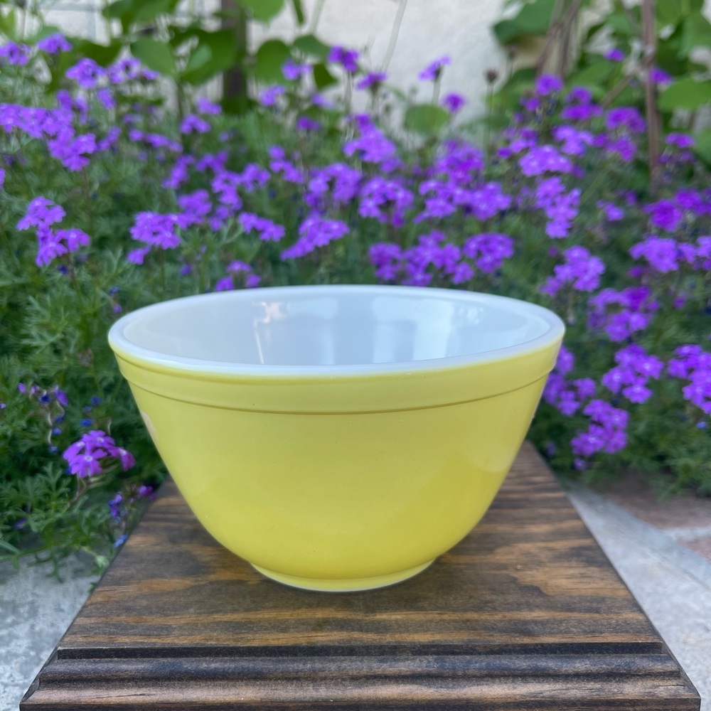 Vintage Pyrex Yellow Nesting 1.5 pint Mixing Bowl #401